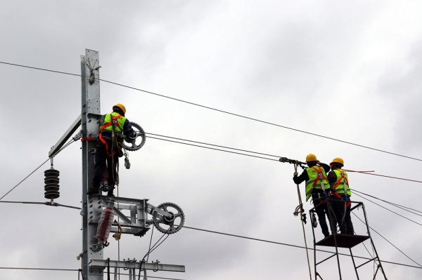 保利配资 渝昆高铁云南段首条接触网承力索成功架设